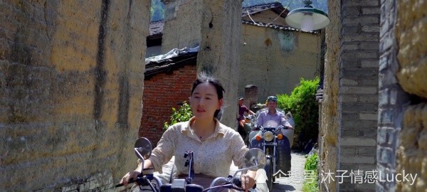 事业严重受创,沈丹带着女儿回到了她的家长——武夷山附近的一个小