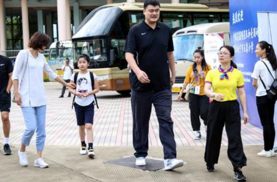 姚明携女儿现身上海姚沁蕾11岁身高已超成人国籍再次引发争议