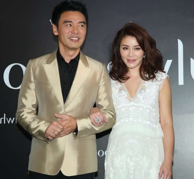 钟镇涛老婆用脸撑起衣服,穿白色刺绣裙清新脱俗,气质