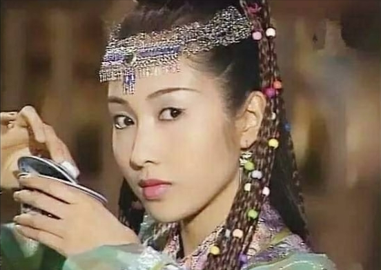 周海媚的版本眉心有一颗红点,几乎成为周芷若的一个标志,其中令人印象