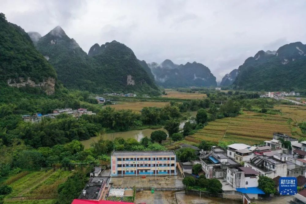 这是地处中越边境地区的广西崇左大新县硕龙镇巷口村巷口小学(无人机