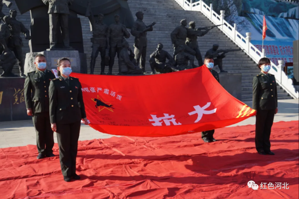 展示共同署名的抗大校旗 现场仪式结束后,抗大陈列馆通过腾讯课堂连线