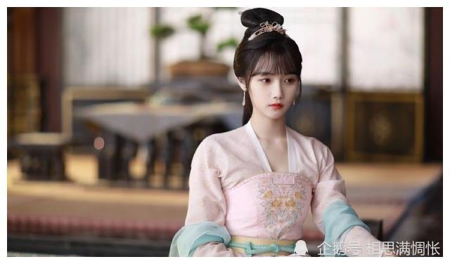 《嘉南传》比起鞠婧祎夸张的装扮,圆脸的王奕婷显得
