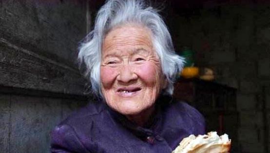 陕西90岁老奶奶生前拒绝上户口临死前拿出一张照片揭露身份