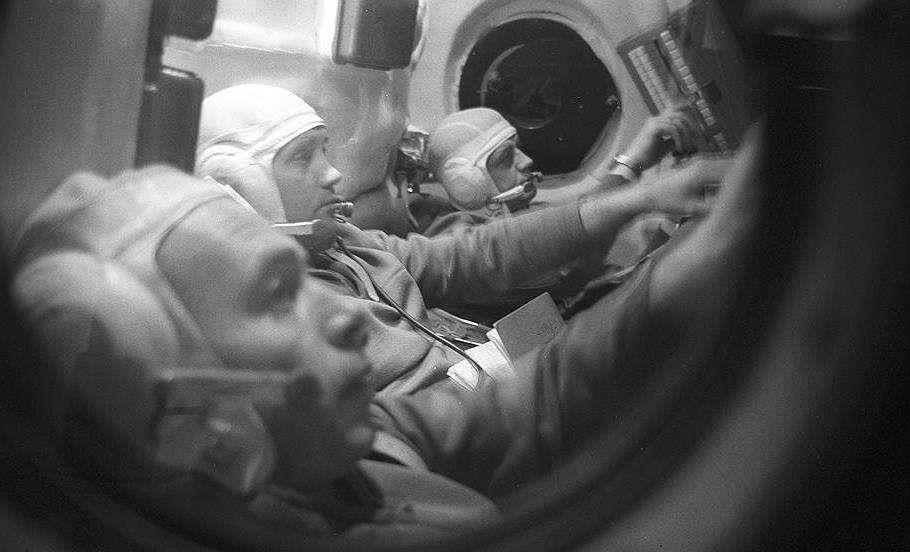 钓鱼人如何避开死位_宇航员是怎样在太空生活的_死在太空的三位宇航员