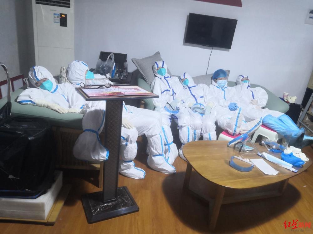 破防了!降温夜,采样20多个小时的医务人员累倒在一起依偎取暖
