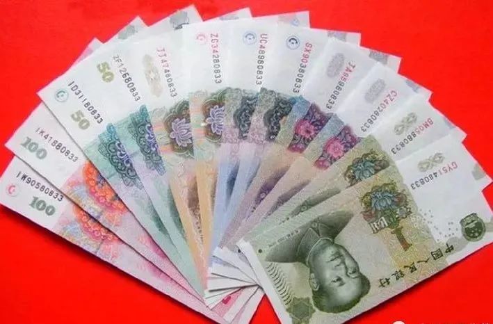 如今所使用的第五套人民币多数是2005年的,其中面值100元的人民币