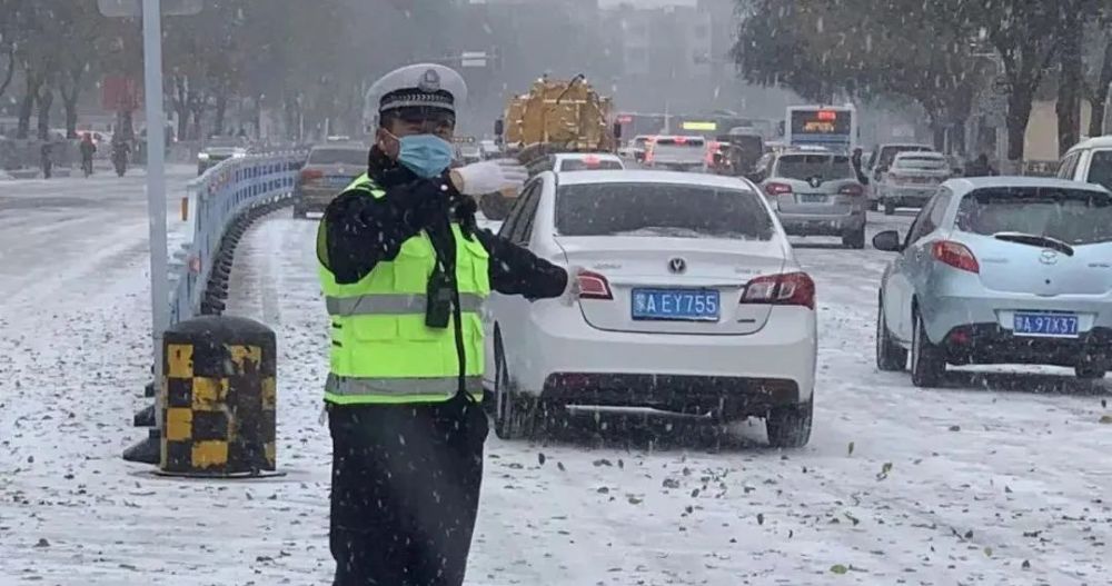 我为群众办实事|亮丽"雪警"为您护航——呼和浩特交警雪天执勤保畅通