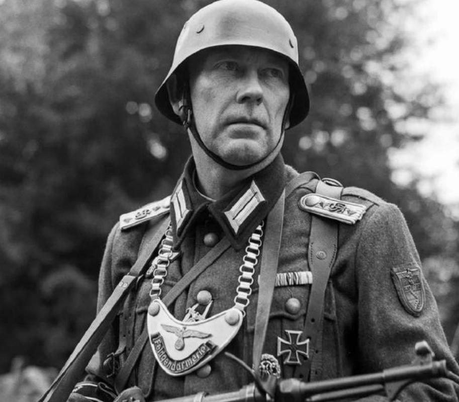 二战德军的月牙牌象征什么?被讽为链狗,德国军官见了都绕道走