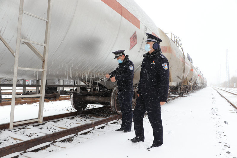 呼和浩特铁路公安多措并举确保降雪期间铁路运输稳定