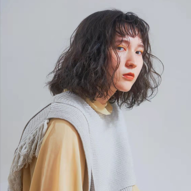 四五十岁的女人做发型,要记住这"三不选",不仅俗气又