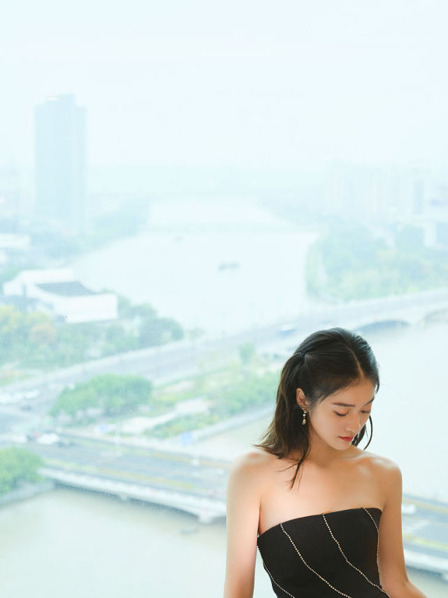 张雪迎黑色抹胸礼裙显曼妙身姿 精致锁骨凸显眼神撩人少女感十足