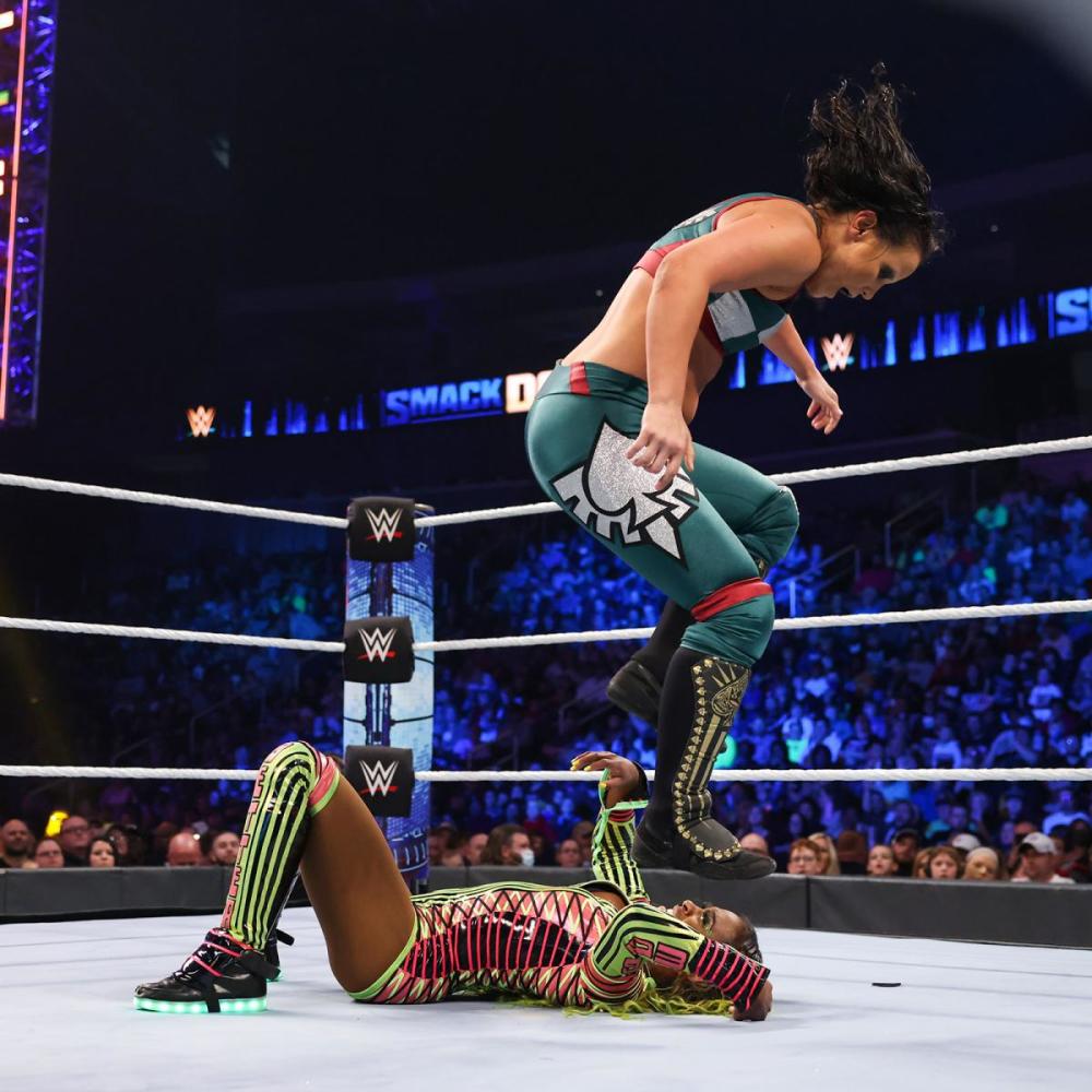 善娜·巴斯勒 战胜 wwe高层索尼娅·德维尔重新开始比赛后的娜奥米