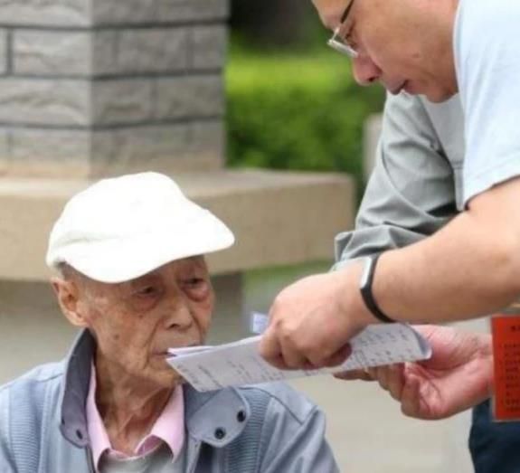 84岁老人坚持参加高考考完给自己估分630分数出来后大伙乐了