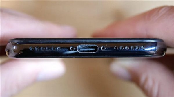 x的,这个usb-c端口可用于为iphone充电和数据传输