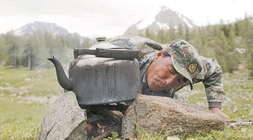 11月5日,在第八届全国道德模范颁奖仪式上,胡拥军被评为全国诚实守信