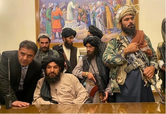 塔利班攻占总统府(图片来自网络)