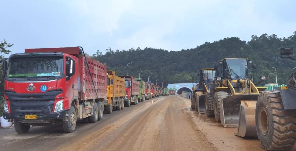 贺州至巴马高速公路(都安至巴马段)巴羌路共线段那良边坡局部塌方应急