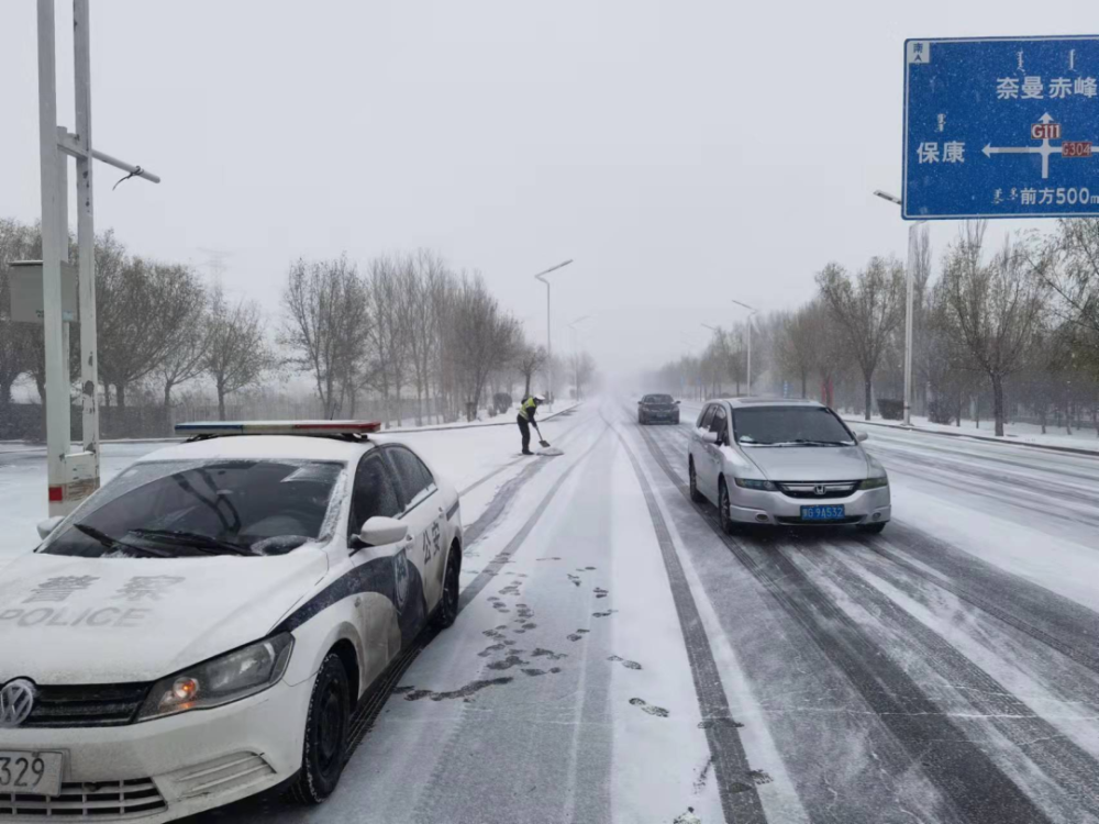 【公安资讯】通辽交警坚守路面确保雪天道路交通畅通