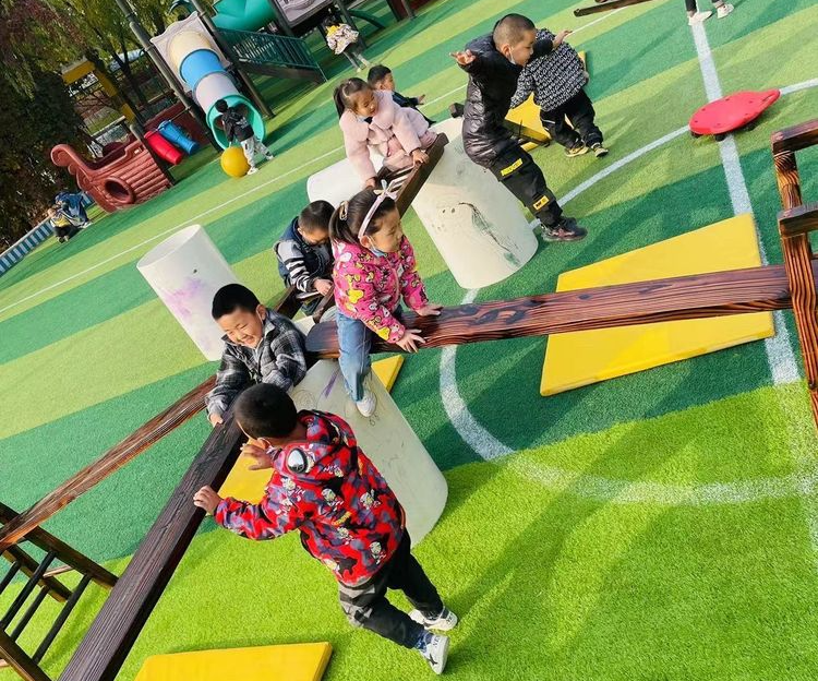 奎屯的宝宝们,幼儿园喊你来玩"安吉游戏"啦!