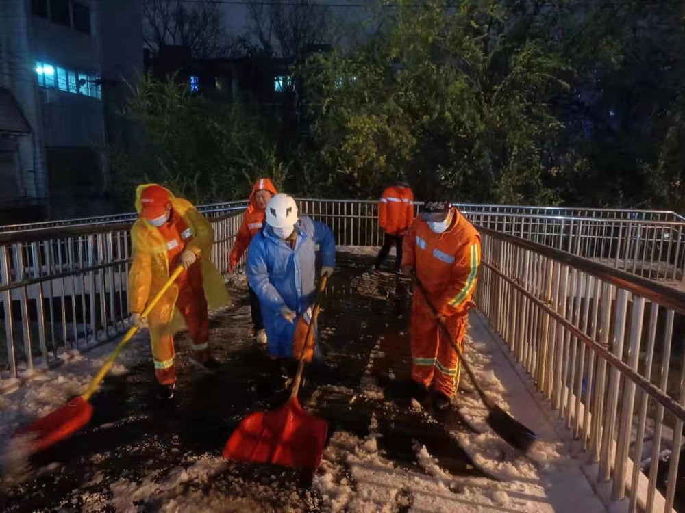 随降随扫,北京环卫工人连夜清扫过街天桥积雪