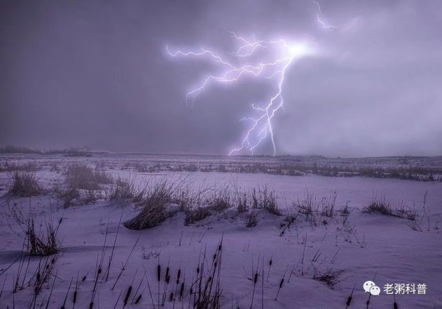 俗话说"雷打雪 人吃铁",下雪天打雷