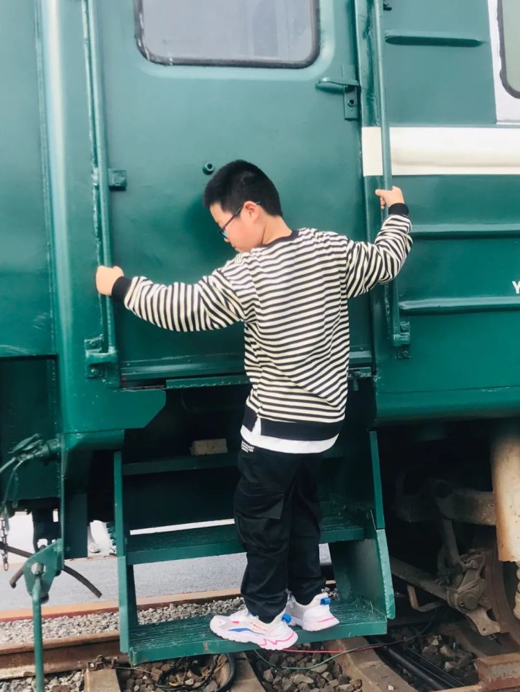 当高铁遇冷,一列绿皮火车乘势驶入温州世纪公园站台,场面火爆
