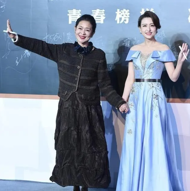 倪萍又要引领大妈时尚穿藏青色上衣搭配九分裤太有气质