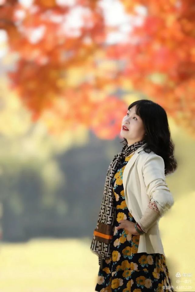 思绪转辗反侧后,又和秋风一道,那回眸一笑的转眼,就已秋深日高.