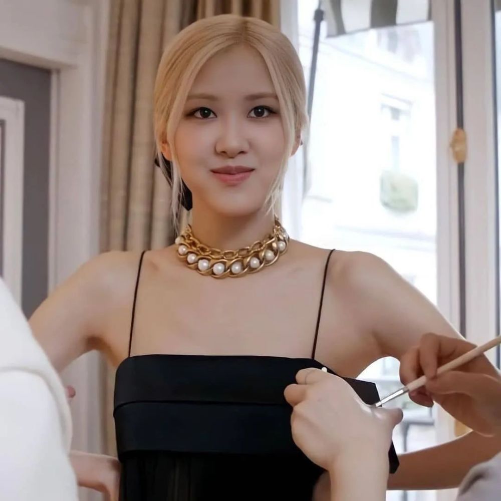 朴彩英吊带美照合集今天不仅有金发肉肉还有紫发肉肉