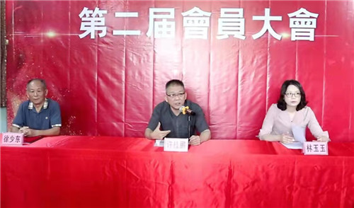 新院长黄晓庆发言,他感谢恩师徐少东及各位