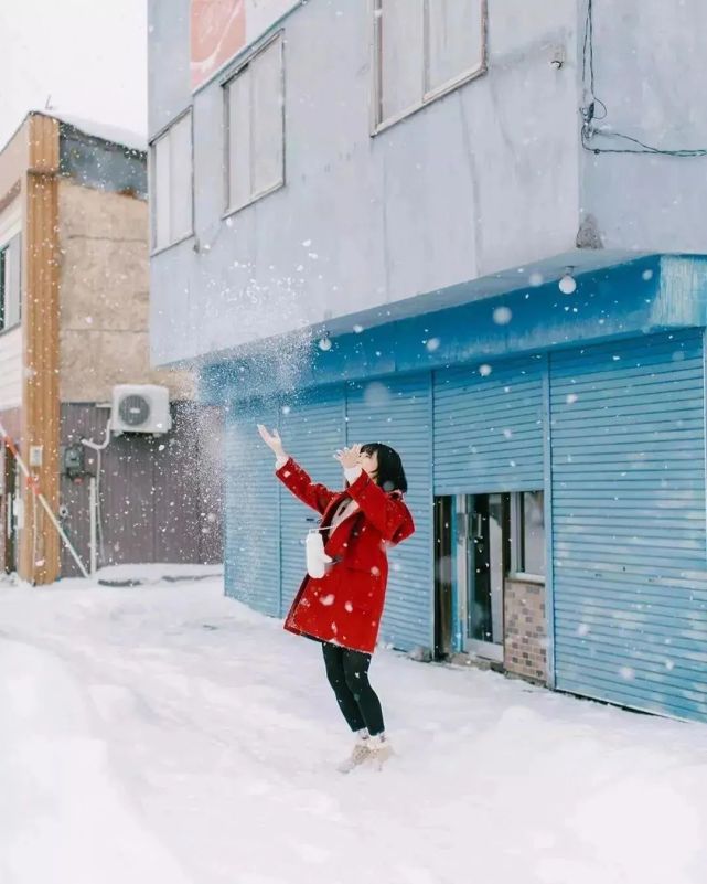 如果觉得摆拍太假就尝试抓拍,模特可以走路,玩雪,拍照等等,摄影师从旁
