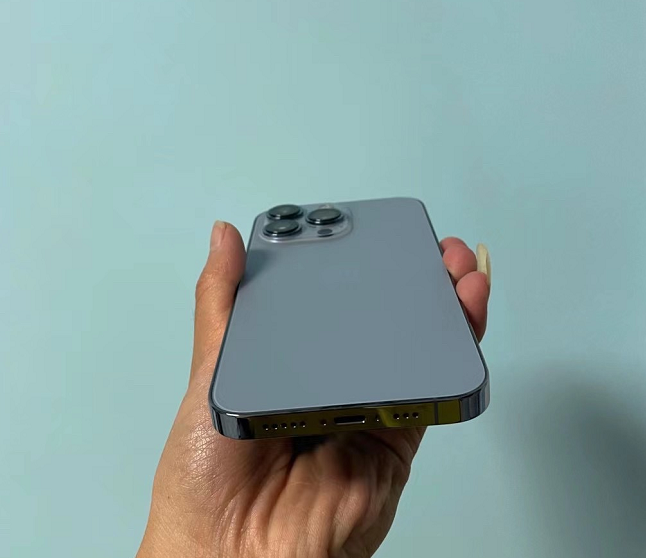 iphone13pro边框采用不锈钢材质,硬度非常高,几乎不会出现磕碰氧化等