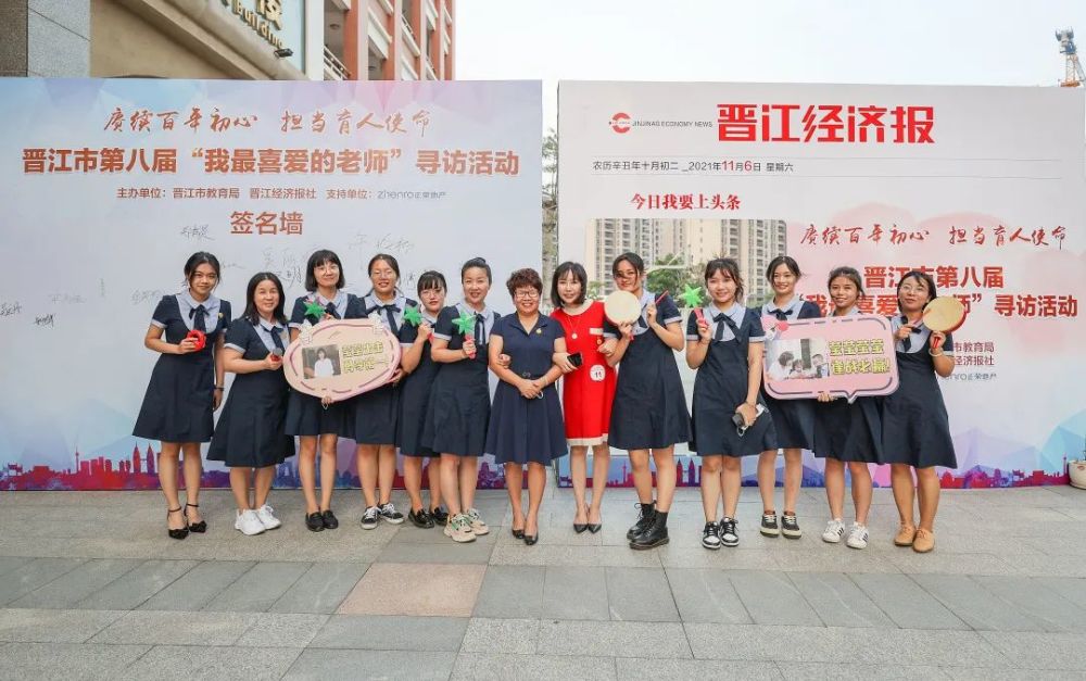 小学举行19位候选老师及其亲友团逐一登台讲述教育故事综合专家评审及