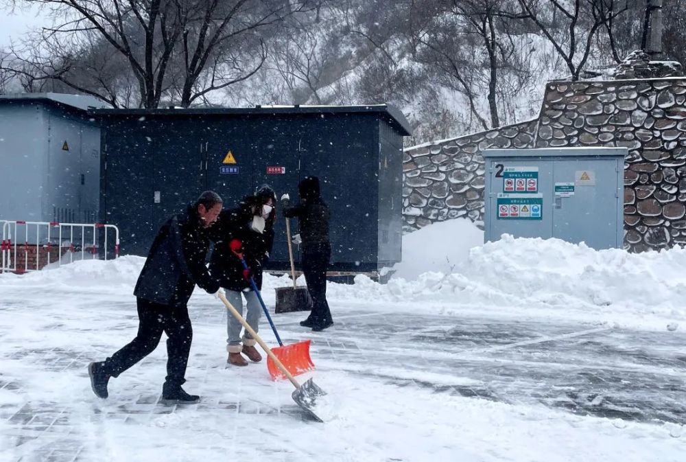 雪情就是命令 准时到岗到位——八达岭文旅集团积极开展扫雪铲冰工作