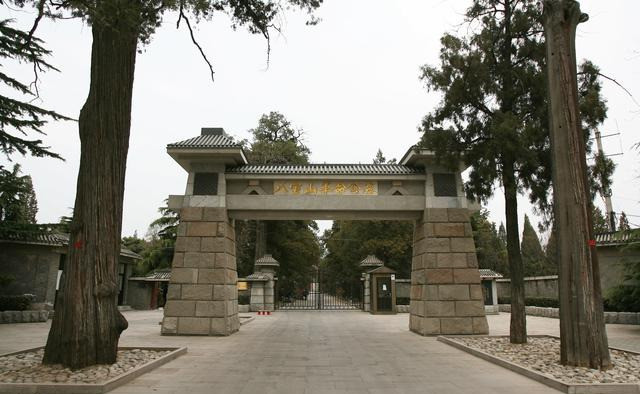 北京八宝山的由来