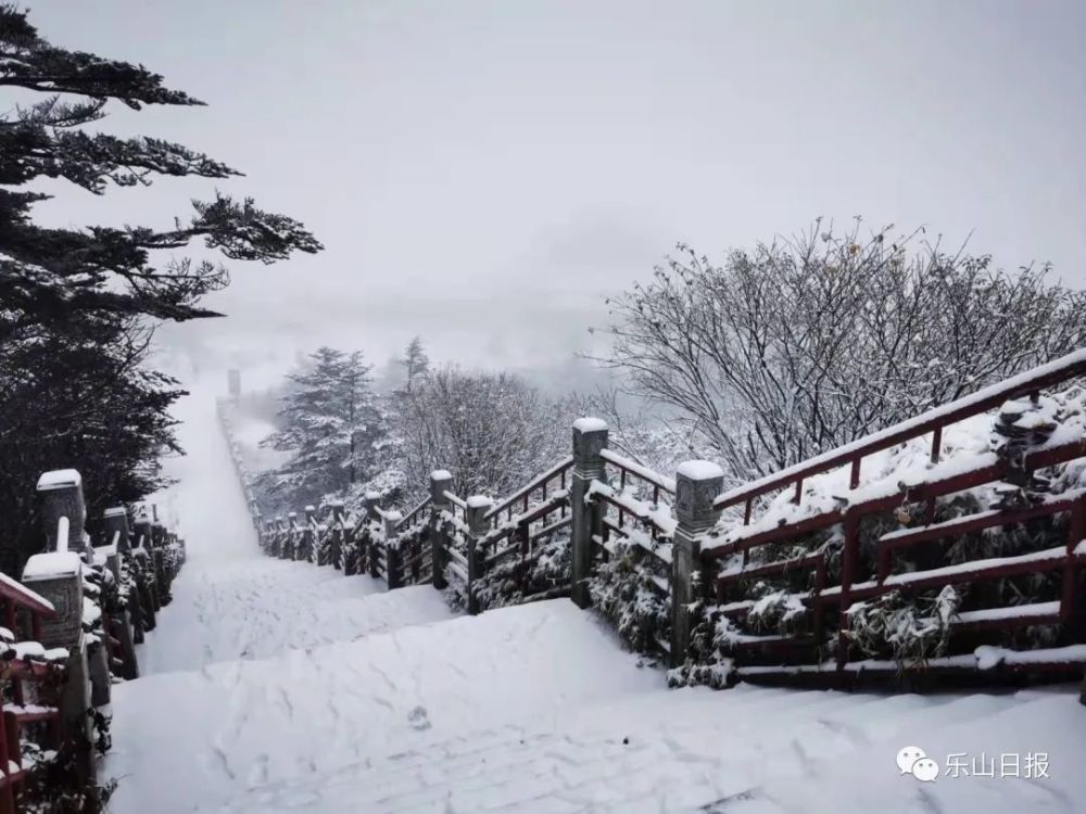 今日立冬,峨眉山大雪纷飞!