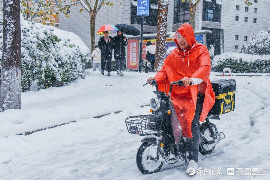 山艺校园里雪花纷飞,外卖小哥冒雪送餐