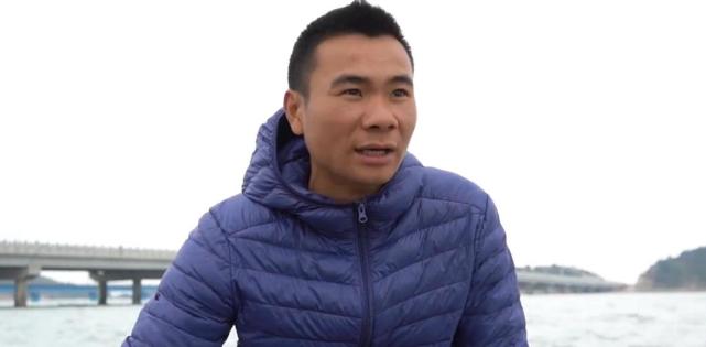 工作是一个亲戚介绍的,推销从渔村里收购来的干海带,紫菜等海货.