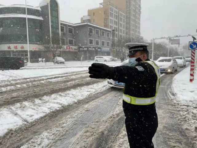 河北省沧州公安交警在路上执勤.