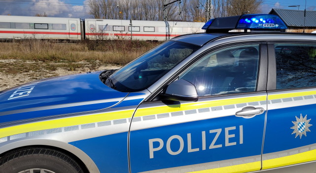 11月6日,在德国索伊伯斯多夫,警车停靠在城际列车旁.新华社/路透