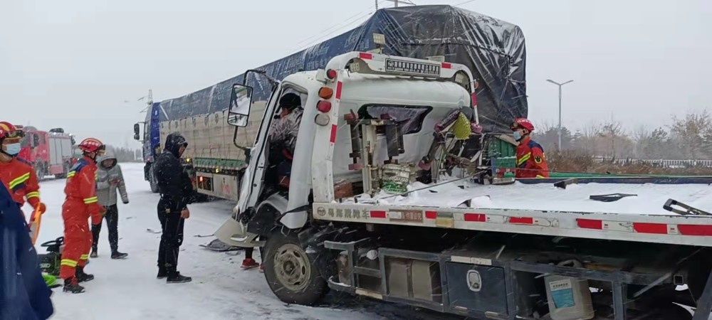 雪天路滑两车追尾通辽消防员救出被困人员