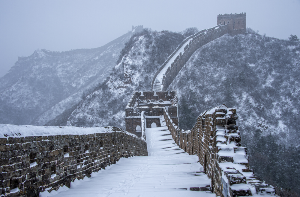 美爆了 白色的天空 白色的雪 白色的山林 白色的长城 新鲜出炉的