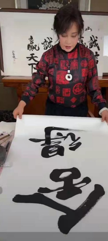 69岁刘晓庆直播书法,1个字卖近2千元,身戴项链手镯疑价值千万