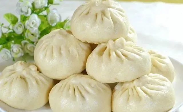入冬后,我家常吃这种馅料的包子,晶莹剔透,蓬松暄软,比韭菜香