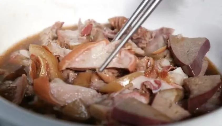 鄂庄肴肉最早的起源可追溯至清朝光绪年间,如今几经改良,以味道醇正