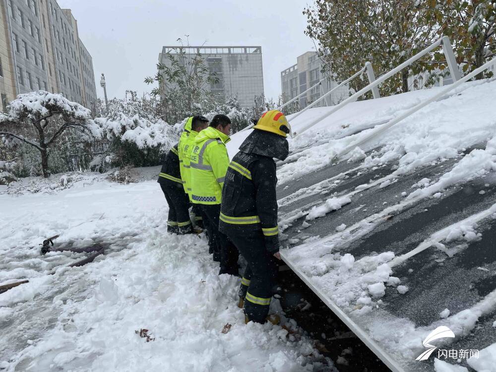 在济南孙村附近一单位内,车棚被积雪压塌.