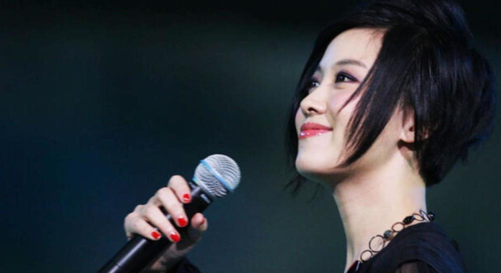 姚贝娜去世6年,当初在葬礼上泣不成声的那英,为何被骂