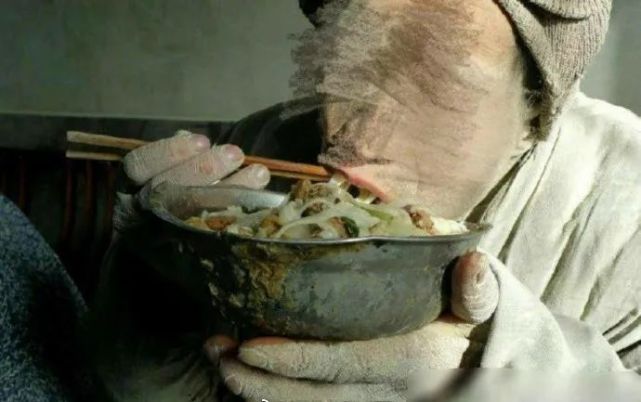 "老板,行行好,能不能给我口饭吃,我不要钱,只要能吃饭就行".