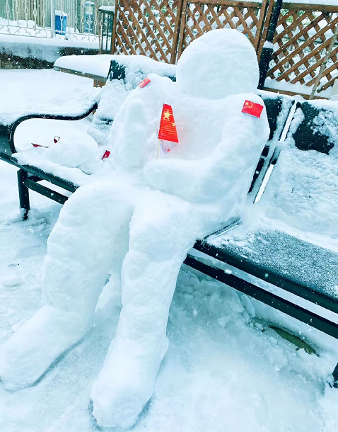 堆雪人"大赛你觉得谁获胜了呢如果你有好看又好玩的照片分享给小布哦